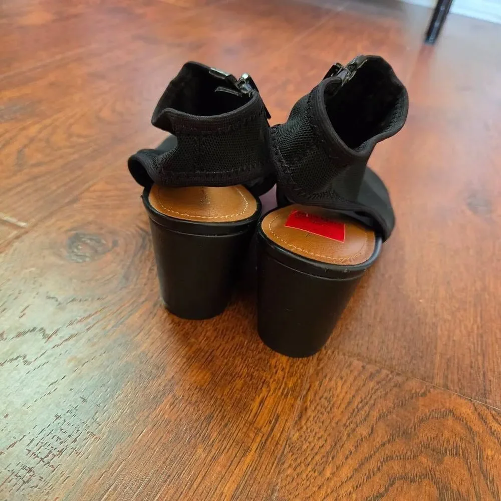 NWOT Tahari Sindi Wedges